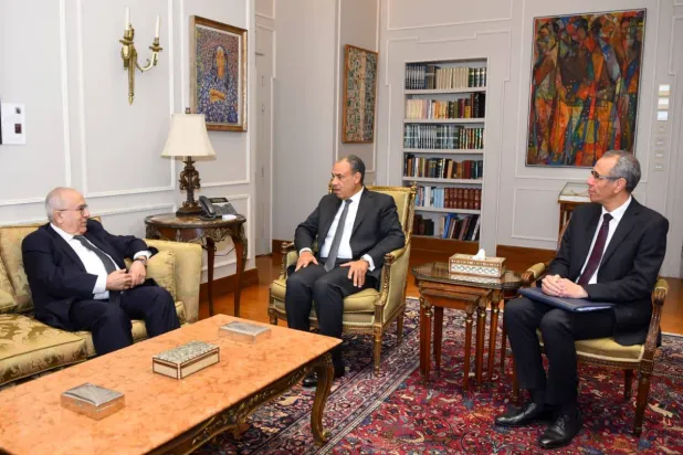 وزير الخارجية المصري بدر عبد العاطي خلال لقائه المبعوث الأممي للسودان رمطان لعمامرة (الخارجية المصرية)