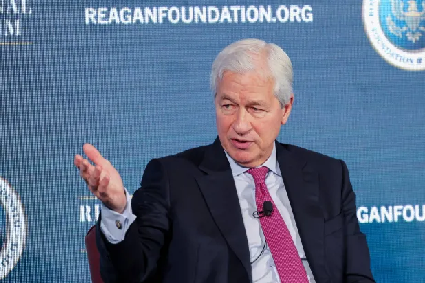 ديمون متحدثاً خلال منتدى ريغان للدفاع الوطني في مكتبة رونالد ريغان الرئاسية (رويترز)