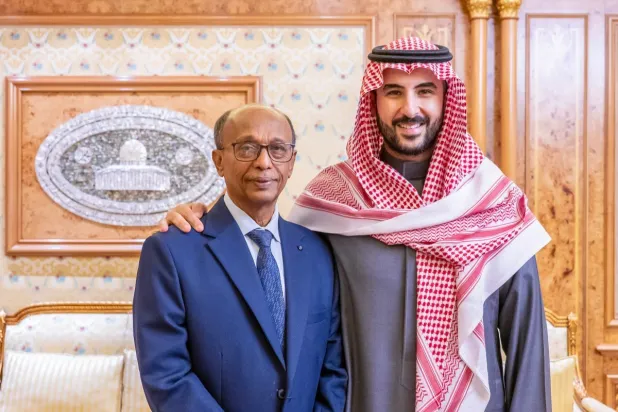 صورة نشرها وزير الدفاع السعودي على «إكس» من استقباله لمدير ميناء المكلا اليمني