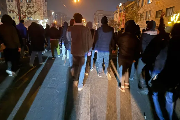  إيرانيون في مظاهرة مناهضة للحكومة في طهران 8 يناير 2026 (أ.ب)