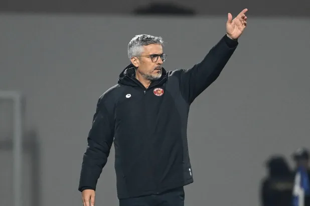 البرتغالي أرماندو إيفانغيليستا مدرب فريق ضمك (تصوير: علي خمج) 