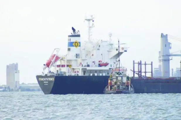 Venezuela'nın Maracaibo limanından yük almaya hazırlanan bir petrol tankeri (AP)