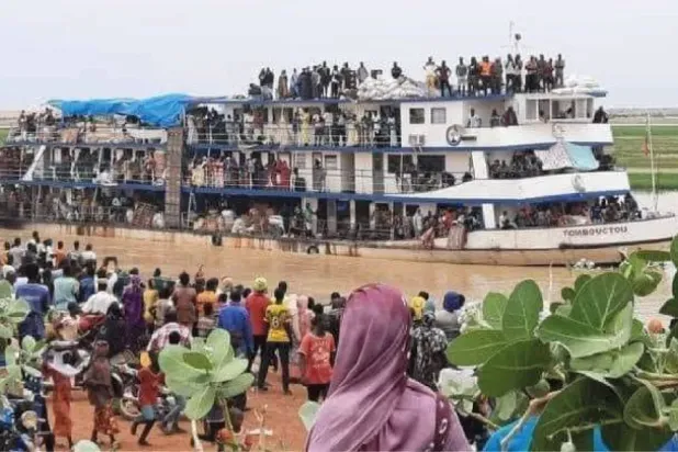 Mali'nin kuzeyindeki Timbuktu bölgesinde bir tekne (Arşiv-yerel basın)