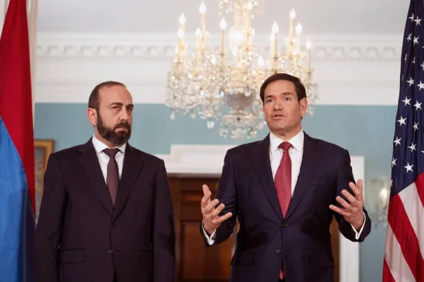 وزير الخارجية الأميركي ماركو روبيو خلال لقاء مع نظيره الأرميني أرارات ميرزويان (ا.ب)