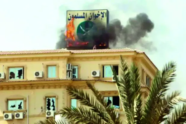 Mısır'ın Kahire kentinde 2013 yazında Müslüman Kardeşler Teşkilatı’nın genel merkezi yanarak kül oldu (Getty)