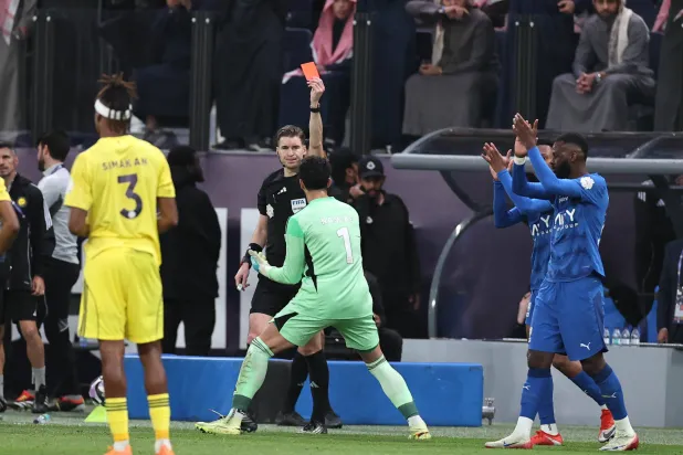 نواف العقيدي وضع فريقه في موقف محرج بعد الطرد (سعد العنزي)