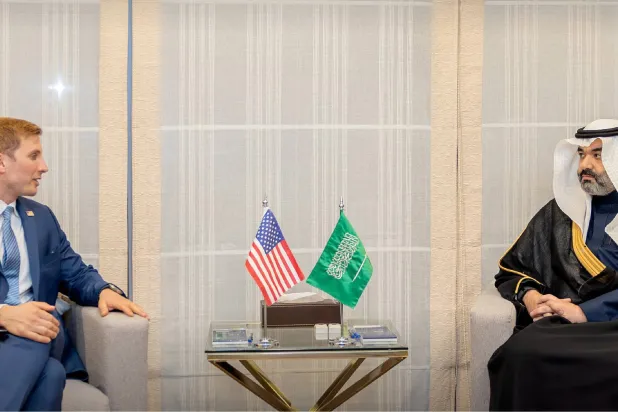 السواحه خلال لقائه وكيل وزارة الخارجية الأميركية للشؤون الاقتصادية (إكس)