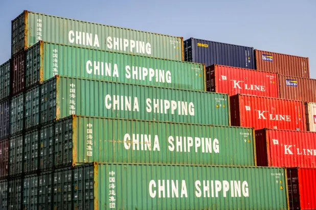 حاويات مكدسة في ميناء الحاويات بشنغهاي (د.ب.أ)