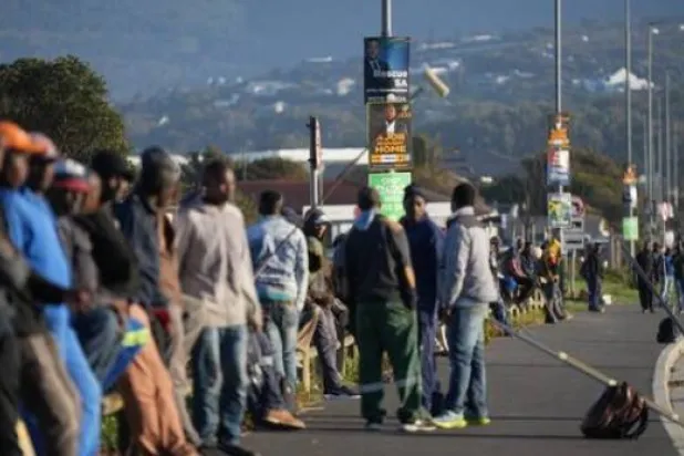يصطف عاطلون عن العمل في أحد الشوارع بكيب تاون في جنوب أفريقيا (رويترز)