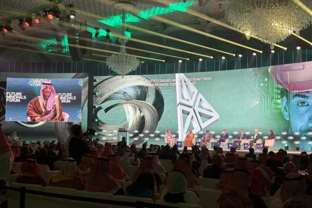 الجدعان يتحدث في جلسة حوارية ضمن مؤتمر التعدين الدولي (الشرق الأوسط)