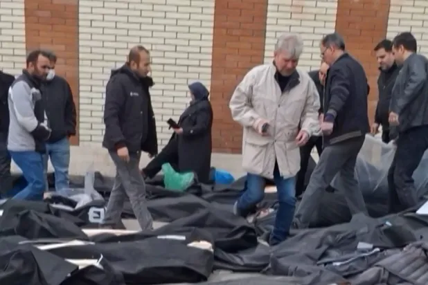 عشرات الجثث ملقاة على الأرض بمركز للطب الشرعي في طهران (أ.ف.ب)