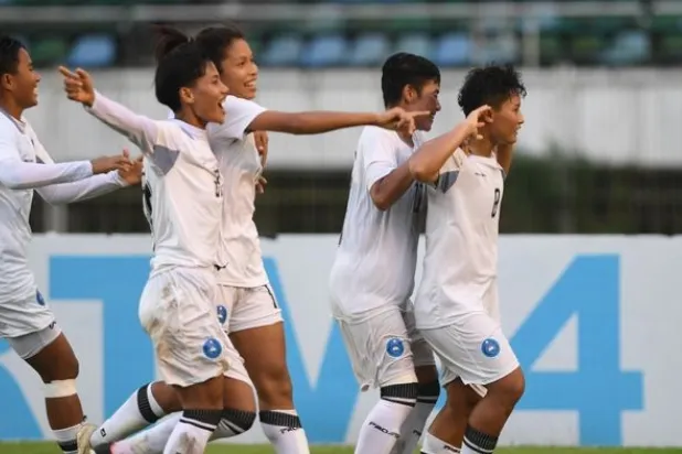 لاعبات وستاليون لاجونا الفلبيني يحتفلن بالتأهل إلى الأدوار الإقصائية لدوري أبطال آسيا للسيدات (الاتحاد الآسيوي)