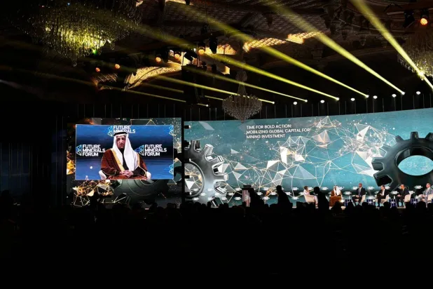 الفالح متحدثاً في جلسة خلال مؤتمر التعدين الدولي (الشرق الأوسط)