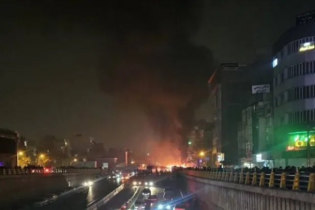 حشود من المتظاهرين ونيران تشتعل في منطقة سرسبز شمال شرقي طهران (تلغرام)