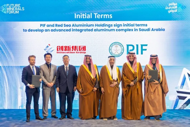 صورة جماعية عقب توقيع الاتفاقية لتطوير مجمع منتجات الألمنيوم في مدينة ينبع (الشرق الأوسط)
