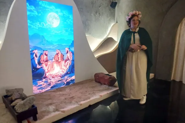 «هيا» تستلهم شخصية أليس في بلاد العجائب في حُلة عربية (الشرق الأوسط)