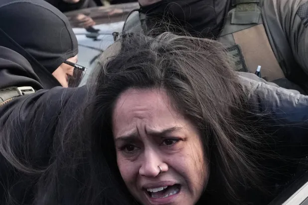 احتجاز شخص من قبل عملاء فيدراليين في مينيابوليس 13 يناير 2026 بالقرب من مكان مقتل رينيه غود برصاص ضابط من إدارة الهجرة الأسبوع الماضي (أ.ب)