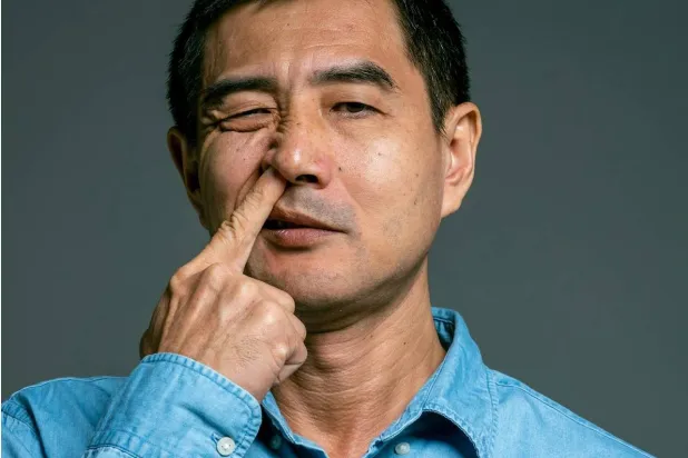 الأصابع المتسخة يمكن أن تنقل البكتيريا إلى داخل الأنف (بيكسلز)