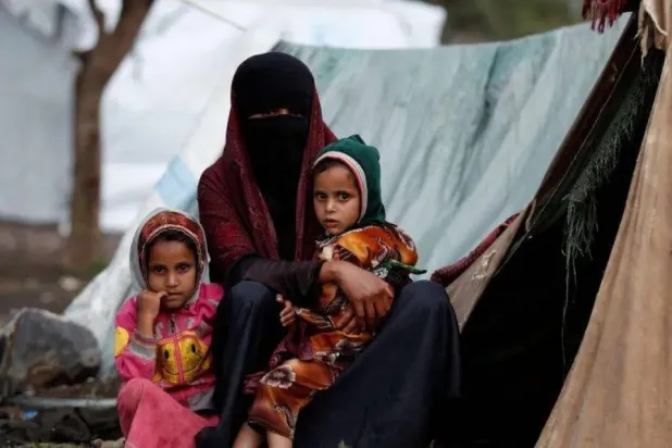 الحرب في اليمن ضاعفت الأعباء المعيشية والصحية على الأطفال (رويترز)