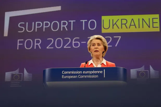 رئيسة المفوضية الأوروبية أورسولا فون دير لاين خلال مؤتمر صحافي في بروكسل الأربعاء (رويترز)