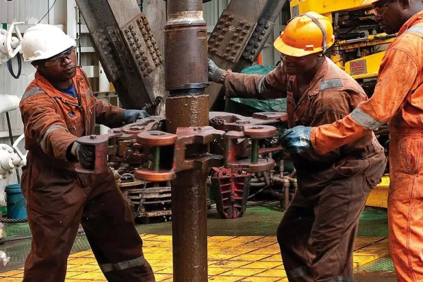 تعاني بعض شركات النفط العالمية من حوادث التسرب النفطي نتيجة للسرقة والتخريب ومشاكل تشغيلية في أفريقيا (إكس)