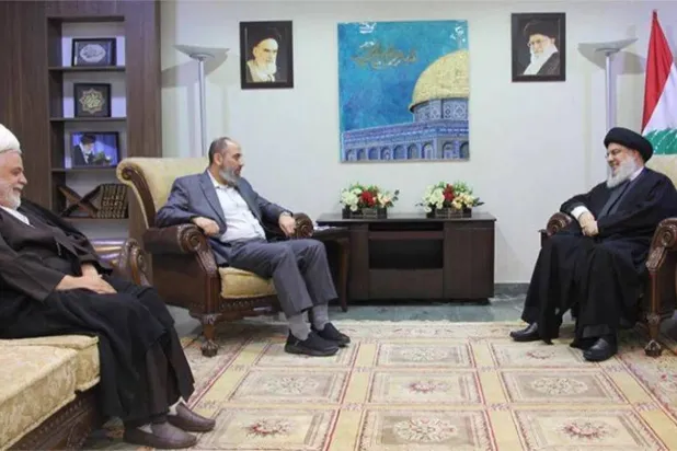 أمين عام «حزب الله» السابق حسن نصر الله مستقبلاً أمين عام «الجماعة الإسلامية» محمد طقوش في يونيو 2024 إثر انخراط الجناح العسكري للجماعة المعروف بـ«قوات الفجر» ضمن «جبهة مساندة غزّة» التي افتتحها «حزب الله» في الثامن من أكتوبر 2023 (الوكالة الوطنية للإعلام)