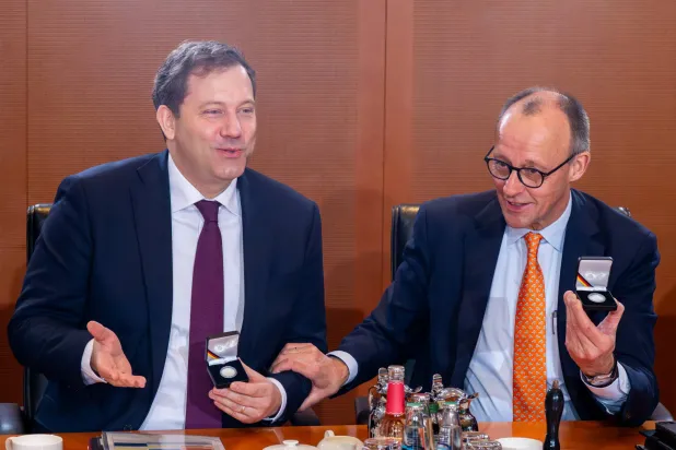 صورة ملتقطة في 14 يناير 2026 في برلين تظهر المستشار الألماني فريدريش ميرتس (يمين) ووزير المالية لارس كلينغبايل في بداية اجتماع مجلس الوزراء (د.ب.أ)