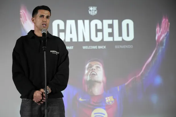 البرتغالي جواو كانسيلو مدافع برشلونة الجديد (إ.ب.أ)