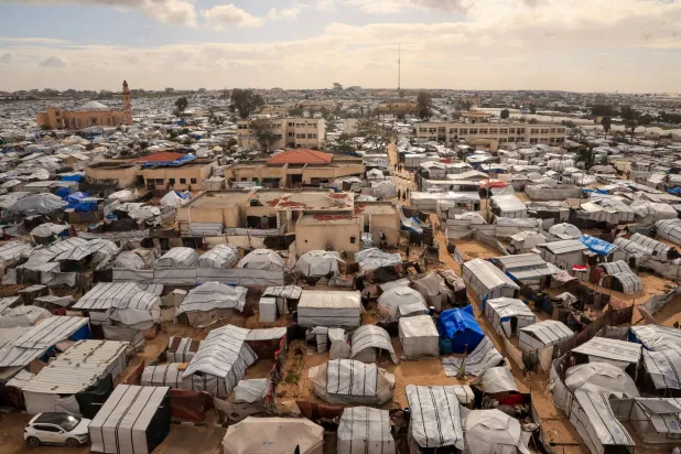 خيم لنازجين فلسطينيين في خان يونس بغزة (رويترز)