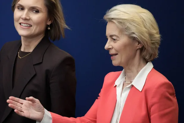 أورسولا فون دير لاين إلى جانب رئيسة حكومة آيرلندا كريسترون فروستدوتير في بروسك (إ.ب.أ)