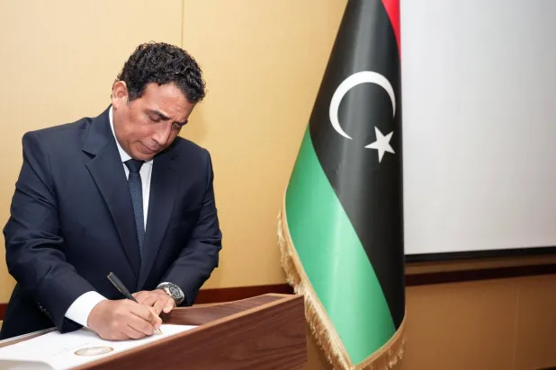 المنفي لحظة توقيع ميثاق المصالحة الوطنية الأسبوع الماضي (مكتب المنفي)