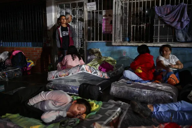 أقارب سجناء سياسيين ينتظرون الإفراج عن ذويهم خارج سجن «إل روديو» في ولاية ميراندا يوم 14 يناير (إ.ب.أ)