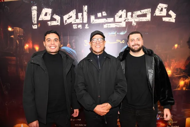 أشرف عبد الباقي في صورة مع عدد من صناع الفيلم بالعرض الخاص (الشركة المنتجة)