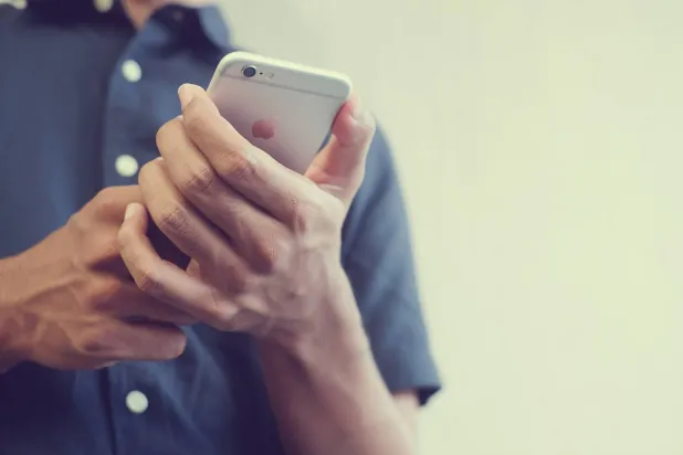 تُظهر الدراسة أن تصور مستخدمي «واتساب» لسلوكهم في المراسلة غالباً لا يتطابق مع بيانات الاستخدام الفعلية (شاترستوك)