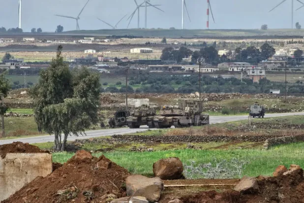 İsrail ordusuna ait tanklar ve buldozerler, 19 Mart'ta Suriye'nin Kuneytra kentinin güneyindeki Ebu Diyab Askeri Üssü’nden geçerken (AFP)