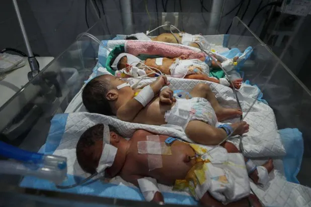 أطفال فلسطينيون حديثو الولادة في حاضنة واحدة في مستشفى الحلو بسبب أزمة الوقود في مدينة غزة (رويترز)
