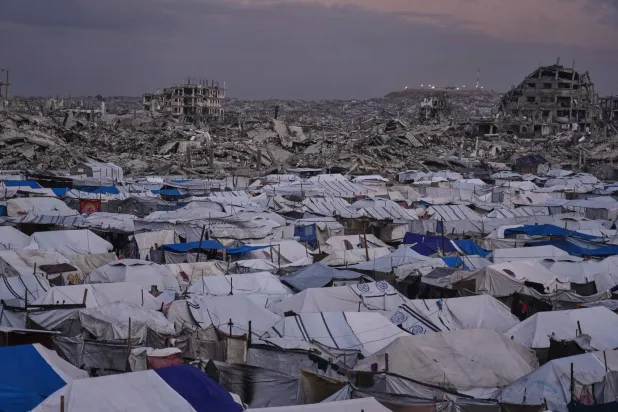  A tent camp for displaced Palestinians stretches across the Zeitoun neighborhood of Gaza City, Wednesday, Jan. 14, 2026. (AP) 