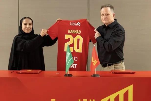 رغد الشهراني تتسلم قميصها من ممثل نادي القادسية رس فريز (موقع النادي)