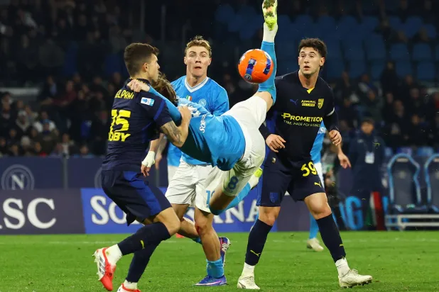 من المواجهة التي جمعت نابولي وبارما (رويترز)