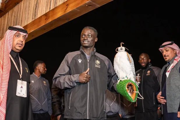 اللاعبون خاضوا تجربة الصقارة في البرنامج (الشرق الأوسط)