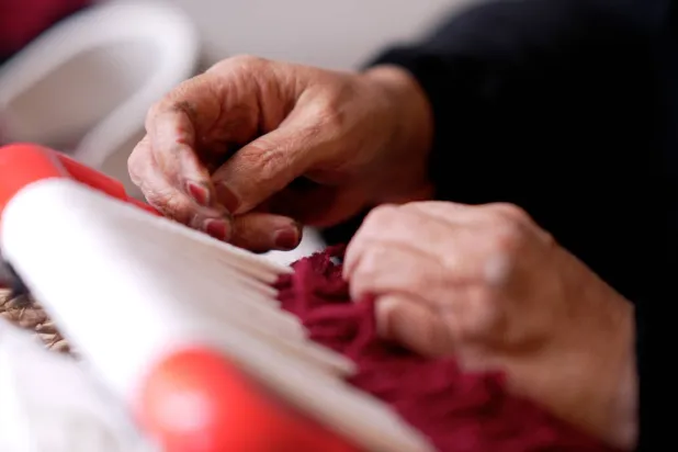 تعاونت شركة «أديداس» مع حِرفيّة «السدو» رشيدة الرشيدي في أربطة الحذاء الرياضي (تصوير: تركي العقيلي)