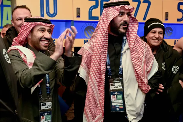 المالك محتفلاً مع لاعبي الشباب بعد الفوز على نيوم (موقع النادي)