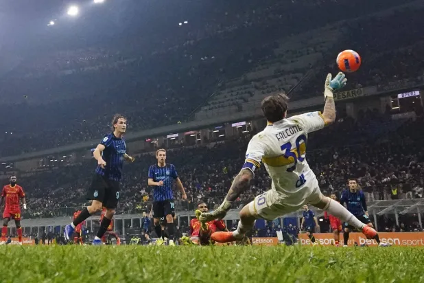  إسبوزيتو لدى تسجيله هدف المباراة الوحيد (رويترز)