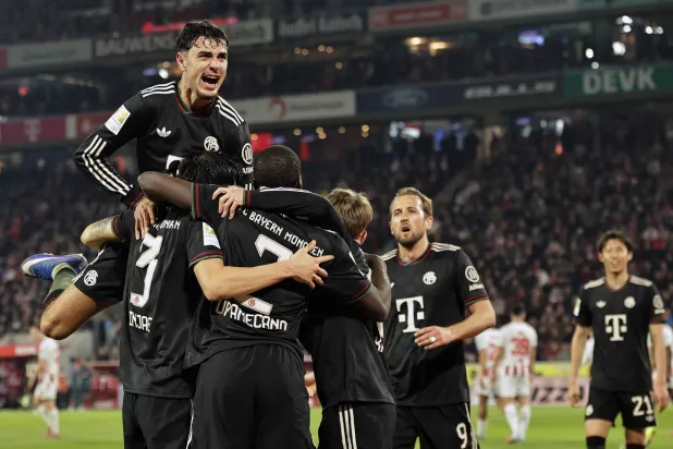 لاعبو البايرن يحتفلون بالهدف الثاني (إ.ب.أ)