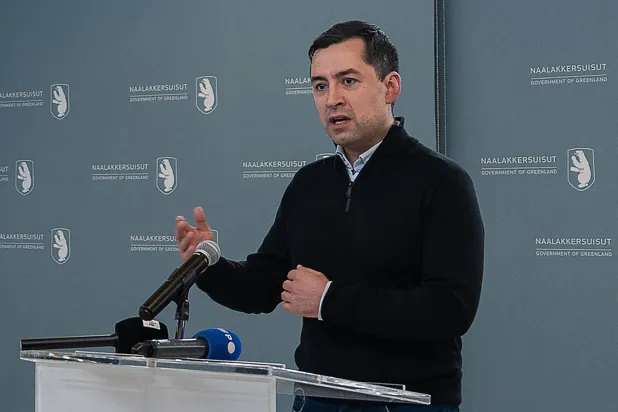 ميوتي إيغيدي  نائب رئيس وزراء غرينلاند خلال مؤتمر صحافي (ا.ف.ب)