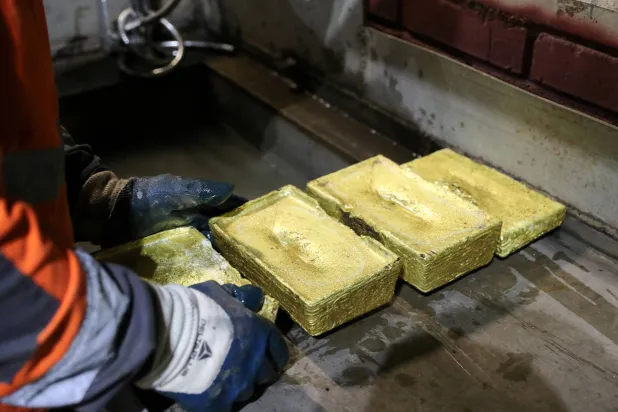 عملية إنتاج سبائك الذهب الخام في مصنع معالجة في منجم للذهب في كازاخستان (رويترز)