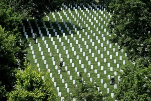 المقبرة الأميركية تحتوي على رفات تعود إلى حرب استقلال الولايات المتحدة (رويترز)