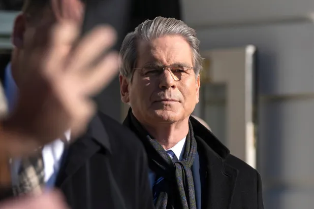 وزير الخزانة سكوت بيسنت يراقب بينما يتحدث الرئيس دونالد ترمب إلى الصحافيين في الحديقة الجنوبية للبيت الأبيض (أ.ب)