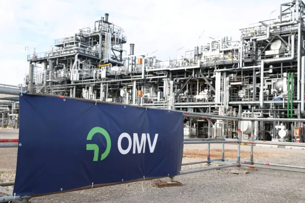 شعار مجموعة «أو إم في» النمساوية للنفط والغاز والكيماويات أمام مصنع تابع لها في شفيكات بالنمسا (رويترز)