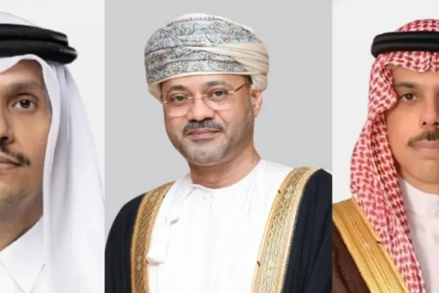 وزير الخارجية السعودي ونظيراه العُماني والقطري  (الشرق الأوسط)
